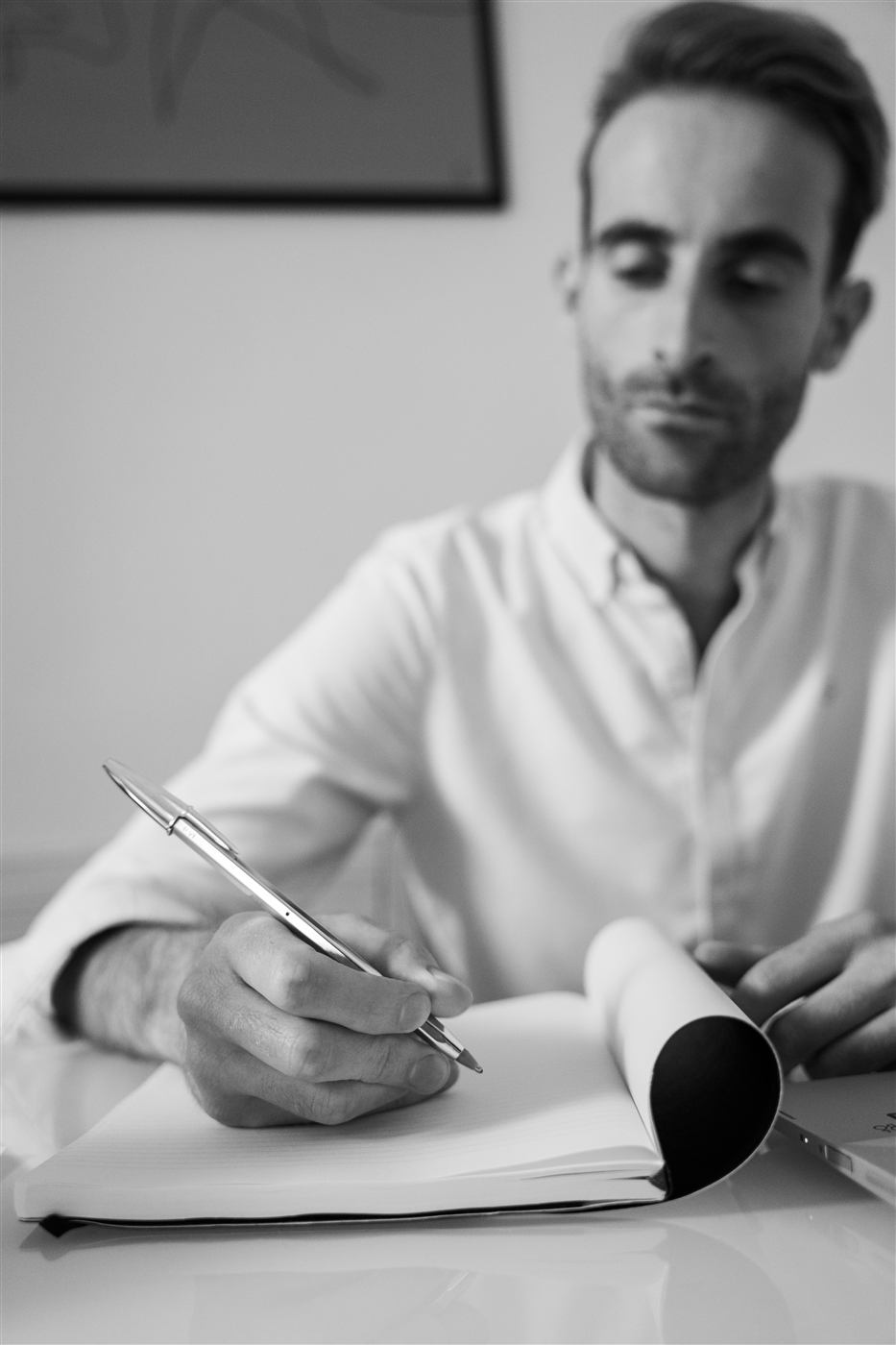 Pierre Barillec prenant des notes lors du bilan clinique